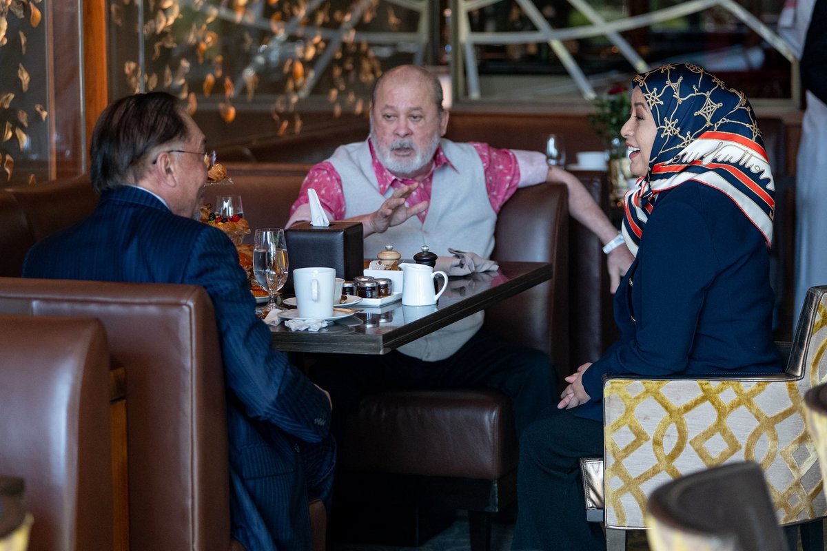 anwaribrahim's tweet image. Menghadap KDYMM Seri Paduka Baginda Yang di-Pertuan Agong, Sultan Ibrahim bagi menyembah maklum beberapa urusan negara.

Alhamdulillah saya juga berkesempatan bertanya khabar kesihatan Baginda Tuanku usai menjalani rawatan tempoh hari.

Semoga Baginda Tuanku terus dikurniakan…