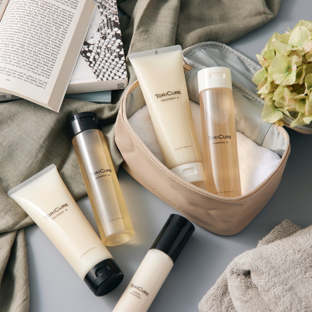 サロントリートメントを受けた後の髪は、適切なホームケアをすることで効果が長持ちします✨ きれいな髪を長く保ちたいなら、毎日のヘアケアにプロが認めたサロン専売品「トリキュア ヘアメンテナンス シリーズ」を試してみて💡　#トリキュア #TORiCURE #美髪 #美容師 #サロン専売品