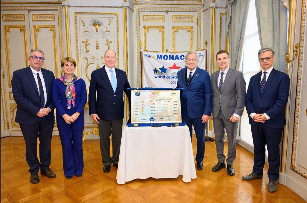 Cérémonie de signature de la plaque commémorative des Capitales Mondiales du Sport

Ce mardi 18 février, dans la Salle des Glaces du Palais princier, S.A.S. le Prince Albert II a présidé la cérémonie officielle de signature de la plaque commémorative des Capitales Mondiales du