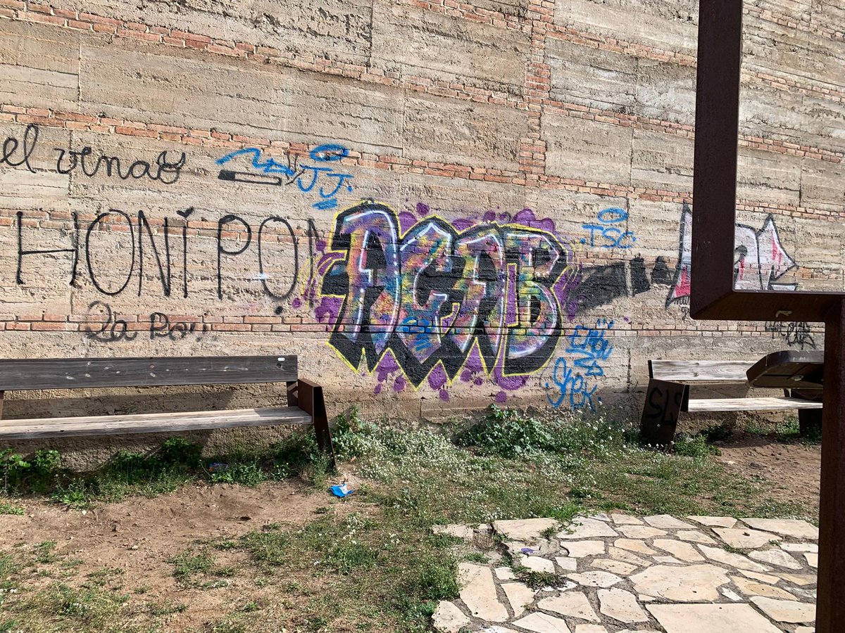 Així es troba un dels punts des d'on s'observa el #paisatge emocional de Miró 🎨

Des d'aquí, un dels #pintors més universals va donar a conèixer el nom de Mont-roig del Camp al món. Actualment, salta a la vista que hi cal neteja i manteniment‼️

#ERC #EsquerraRepublicana