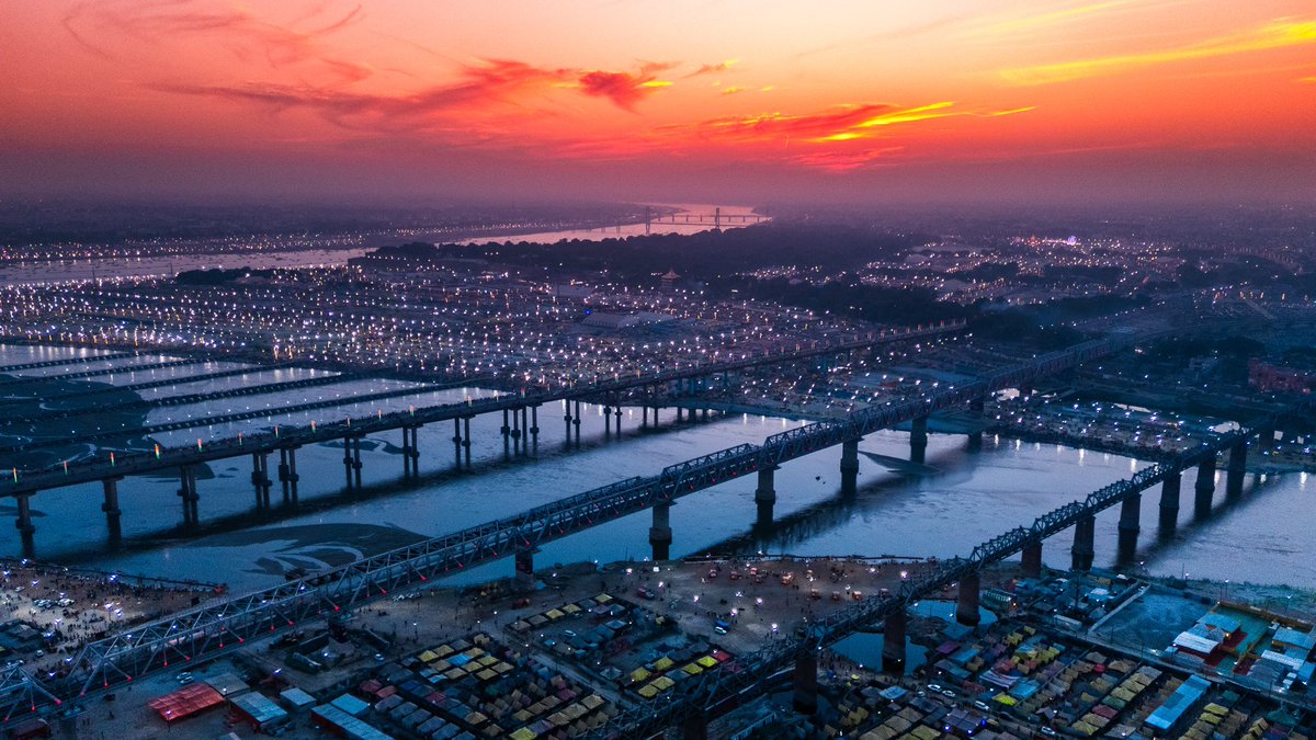 escapeteddy's tweet photo. Crazy sunset over #MahaKumbh2025 

@tourismgoi @DJIGlobal https://t.co/IKvInOWm0z