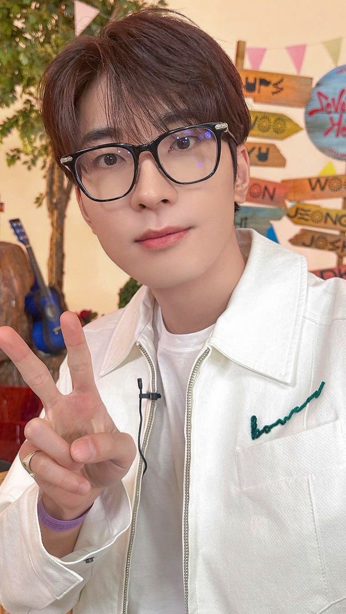 urswonwoo's tweet photo. “thank god you’re not a photocard” selcas https://t.co/rscO95jyq9