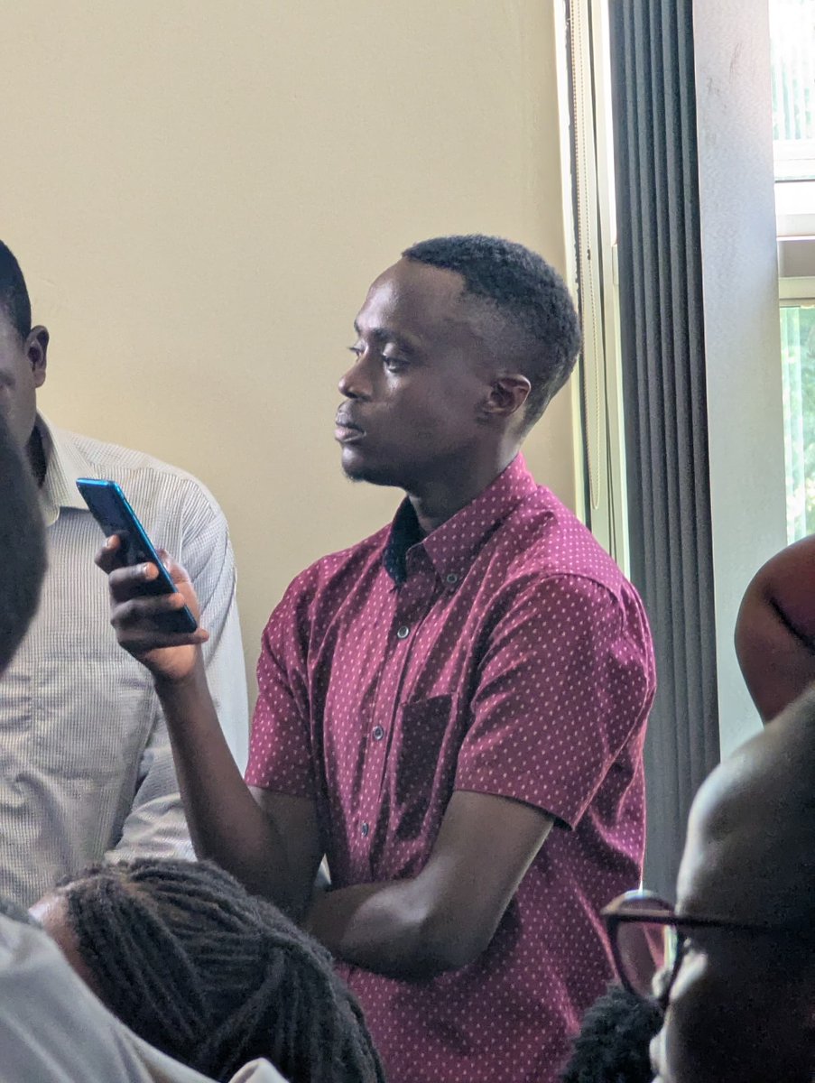 Makana_Kennedy's tweet photo. It's very hot in here and if Mzee is not released, I'll just remove the shirt and attack the streets.
#FreeKizzaBesigye #FreeBesigye #FreeKiizaEron #Walk4KB
📸: @yubdenis1 https://t.co/Js7rgg9cO0