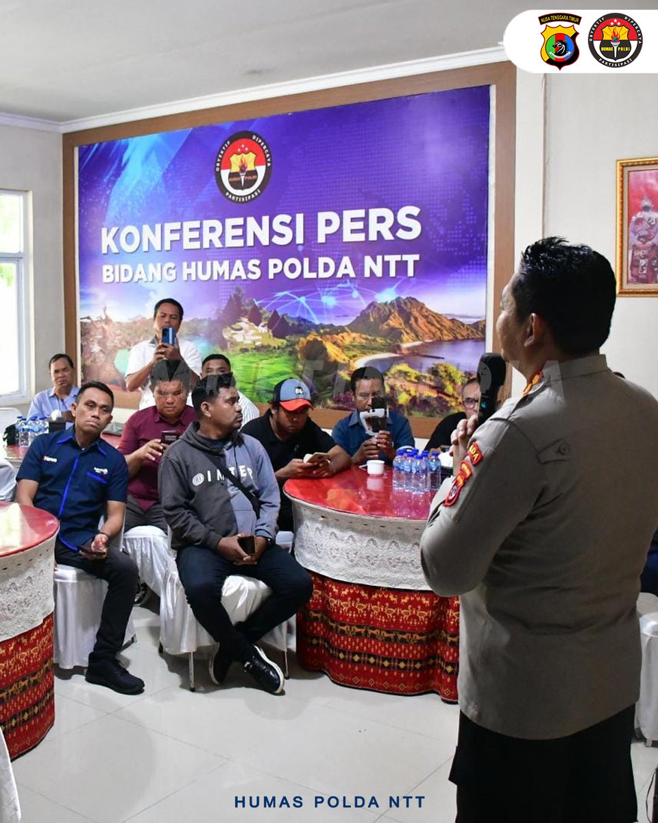 humas_polda_ntt's tweet photo. Sobat Humas Polri
.
.
.
Pererat Silaturahmi, Bidhumas Polda NTT Gelar Coffee Morning Bersama Media
#poldantt #humaspoldantt #kapoldantt #kabidhumaspoldantt #insanpers #wartawan #silaturahmitanpabatas https://t.co/hwDSojbvVI