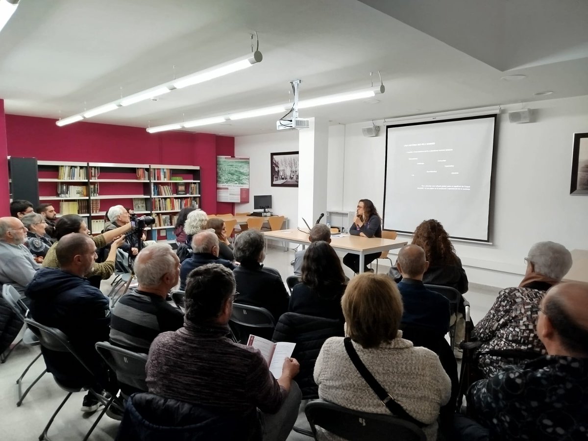 Ahir vam estar conversant amb la Dra. Laia Gallego sobre barraquisme urbà al llarg del segle XX fent especial esment del cas del Camp de la Bota 

Tant l'explicació com les intervencions posteriors de les persones que van venir van ser de gran interès!