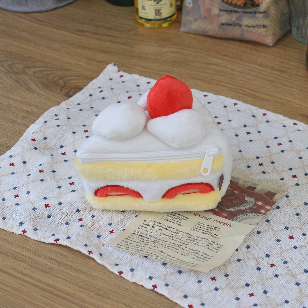 katzedotkr's tweet photo. #RT 추첨 파우치를 보내드려요!

🍰딸기 쇼트케이크 파우치🍰

오픈한 지 좀 되었는데 이제서야 공지를 올리네요 T..T
홈페이지에서 만나보실 수 있습니다!

🔗https://t.co/L7Av7reXap https://t.co/FgMe9UbGVr