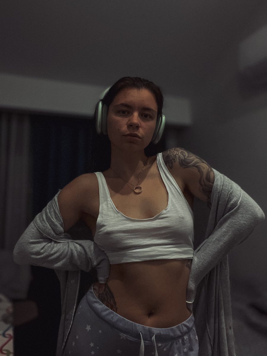 Глажу белье, а могла бы тебя