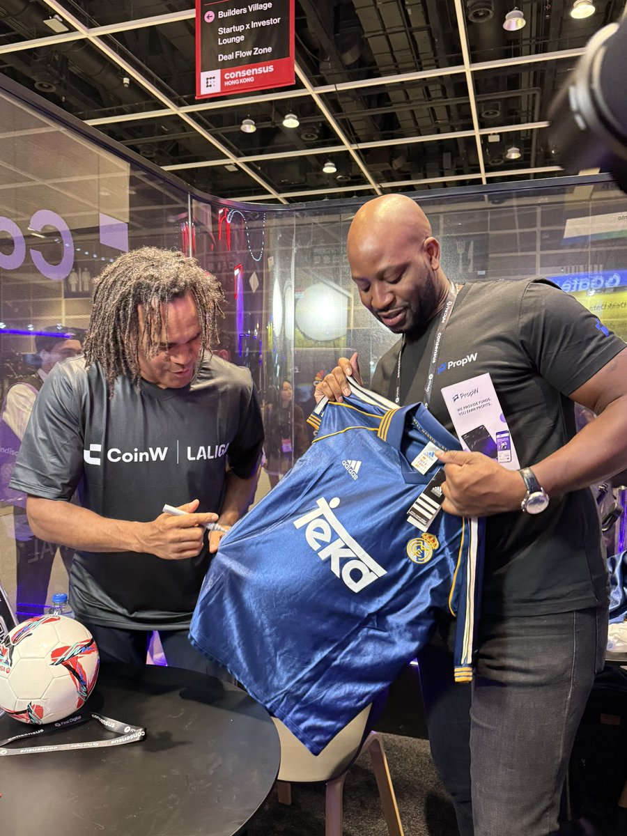 PropWGlobal's tweet photo. An electrifying moment! ⚽️
🔥 Legendary football star Legendary Laliga is at the PropW booth, sharing the magic of trading with everyone! 
🌟 Join us and experience the thrill of trading at its finest! #PropW #LegendaryLaliga #TradingExcellence https://t.co/B6nGdjeDnf