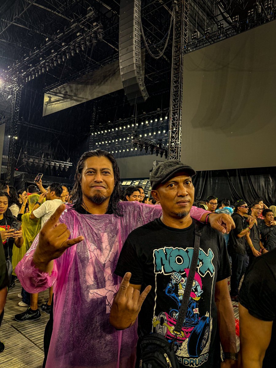 Dua orang anggota kumpulan Sosobeer cawangan Temerloh turut terbabit datang menonton Green Day secara live depan mata.

#GreenDayLiveinKL