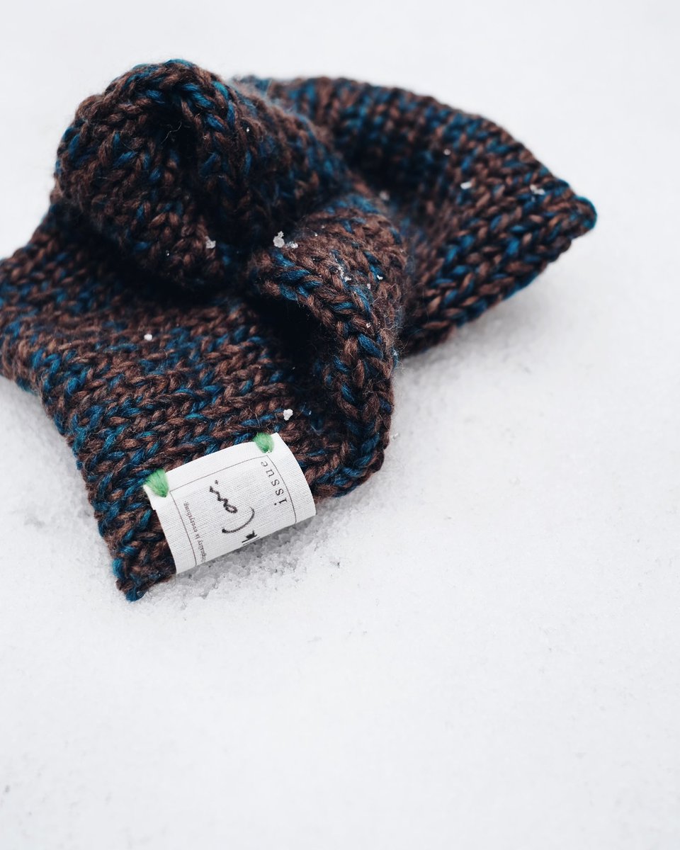 TeaBenten's tweet photo. 雪の中のバルキーぽってり #milkcan_pattern も乙ですな♡ 切り込みにくるりんぱしてから手首に通すのも可愛いのでぜひこんにゃくメソッドも試して欲しいです(原毛に近いメリノウール3本取り) #編み物 https://t.co/uxM7L2eP9f