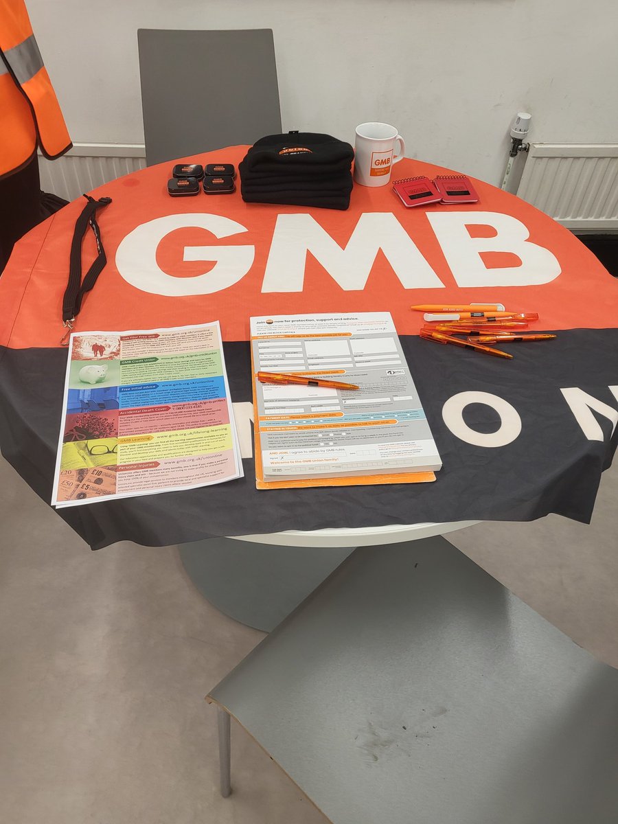MatthewKWright's tweet photo. Great to be back in #LBBD for an early start, speaking with @GMBLondonRegion members at the Frizlands Lane Depot.
#MembersFirst #MakeWorkBetter https://t.co/RMdR9pU7Uw