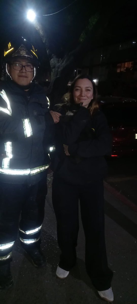 Rescatamos a un gatito que se encontraba atrapado entre un ducto de aire acondicionado y una barda, esto en calle Guadalajara, colonia Condesa, en <a href="/AlcCuauhtemocMx/">Alcaldía Cuauhtémoc</a>; fue entregado ileso a su dueña.
Servicio concluido.
<a href="/JefeVulcanoCova/">Jefe Vulcano Cova</a>