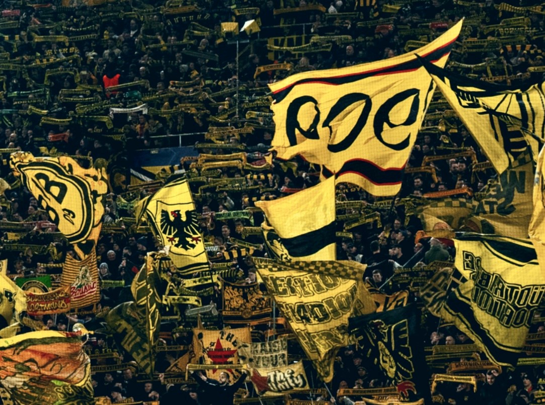 🖤⚽💛
Bereits um 18:45 Uhr empfängt Borussia Dortmund heute Sporting Lissabon zum Playoff-Rückspiel der Champions League. Unser Tipp: Lasst das Auto stehen - nutzt die Stadtbahnen und Busse von #DSW21! Auf den Straßen wird's garantiert knackig voll. (Foto: #BVB)