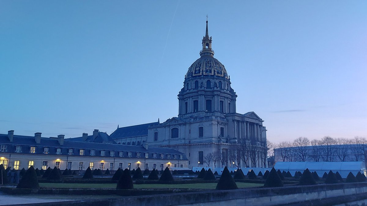 Notre petit rituel, de bon matin, du côté des Invalides,avant une journée de réunions.Quel plaisir de profiter de ce Paris encore bien calme.