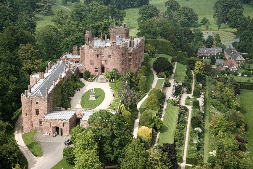 Explore Powis Castle is an easy walk from Glyndŵr's Way 👑 

Perched above dramatic terraces, this medieval fortress is home to opulent interiors, stunning art, &amp; a world-class garden. 🌿🌸

Find out more 👉 loom.ly/CdnV_Qw