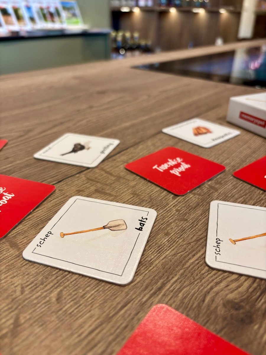 𝗚𝗼𝗲𝗱 𝗻𝗶𝗲𝘂𝘄𝘀, 𝗺𝗲𝗺𝗼𝗿𝘆𝘀𝗽𝗲𝗹 𝗧𝘄𝗲𝗻𝘁𝘀𝗲 𝗽𝗿𝗼𝗮𝘁 𝗶𝘀 𝗼𝗽 𝘃𝗼𝗼𝗿𝗿𝗮𝗮𝗱. Ben jij een Tukker of wil je Twents beter leren verstaan? Met dit memoryspel test je niet alleen je geheugen, maar leer je ook Twentse woorden. visitdeluttelosser.nl/webshop/spelle…