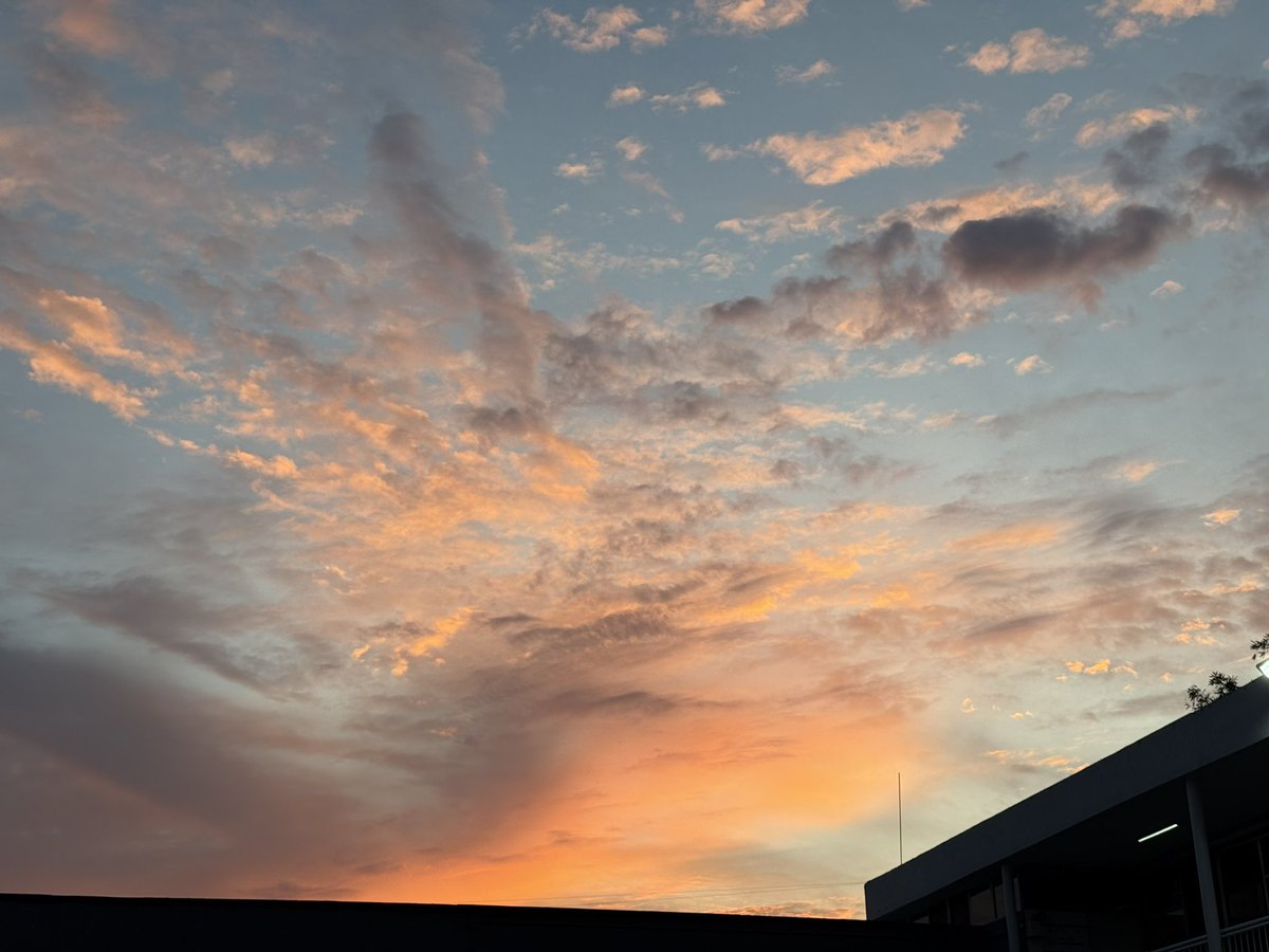 Nunca dejemos de ver y contemplar el cielo, siempre nos regala paisajes que nos llenan el corazón de entusiasmo, de fe, de calma, de paz… que sea un bendecido miércoles para todos 🙏🏼