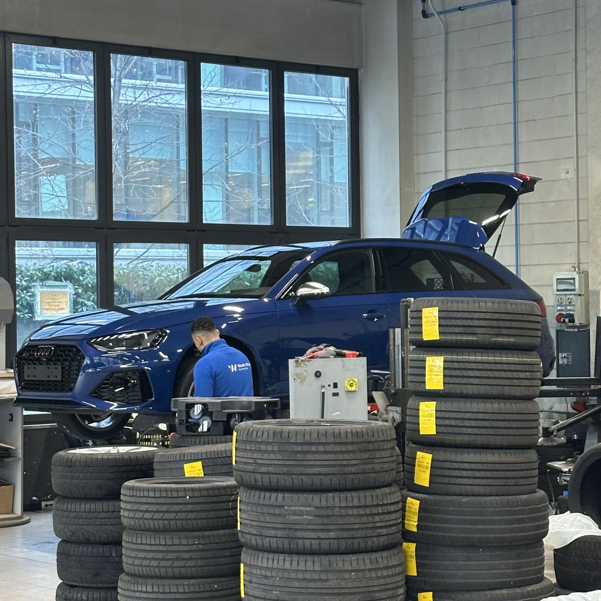 Dietro ogni collaborazione c’è un mondo fatto di esigenze, sfide e ambizioni. Sedersi allo stesso tavolo, ascoltare, capire cosa funziona e cosa possiamo migliorare è il cuore di tutto. Perché la crescita – la nostra e quella dei nostri clienti – nasce sempre dal confronto.