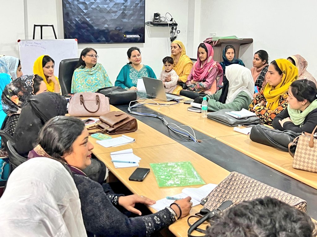JK_NRLM's tweet photo. MD JKRLM,Dr. Shubhra Sharma, graced the month long training program for CCs &amp;CDEOs of the Jammu division on LOKOS transactions.She emphasized the importance of accurate bookkeeping,financial management,&amp;data uploading, reinforcing JKRLM’s commitment to transparency &amp; efficiency. https://t.co/hywAvFKDuH