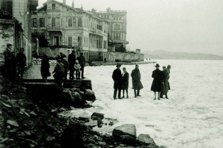 turuksoz's tweet photo. İstanbul'a 55 gün kar yağan, kar kalınlığının 4-5 metreyi bulduğu ve İstanbul Boğazı'nın buz tuttuğu 1929 kışı ❄️ #karyağışı https://t.co/mOsKmzHYmU