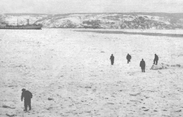 turuksoz's tweet photo. İstanbul'a 55 gün kar yağan, kar kalınlığının 4-5 metreyi bulduğu ve İstanbul Boğazı'nın buz tuttuğu 1929 kışı ❄️ #karyağışı https://t.co/mOsKmzHYmU