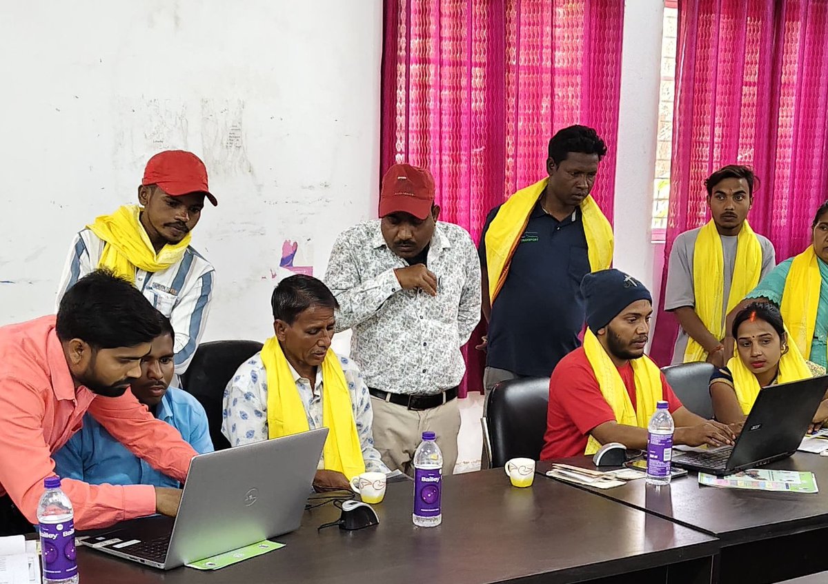 आज श्रमिक भाई-बहनों को कॉफी पर आमंत्रित किया था। उनकी समस्याएं एवं सुझावों को सुना। कार्यक्रम के दौरान ही श्रम विभाग के तहत उनका पंजीकरण करवाया गया। मौके पर ही 4 श्रमिकों को श्रमिक-कार्ड प्रदान किया गया। भेंट स्वरूप अंगवस्त्र प्रदान कर श्रम-शक्ति का सम्मान किया। 
#CoffeeWithSDM