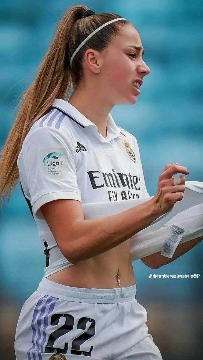 SFatima992's tweet photo. #Nalid #femaleplayer #football #cr #cr7 #femaleplayer #footballer #femalefootballplayer https://t.co/vMq0OKanjB