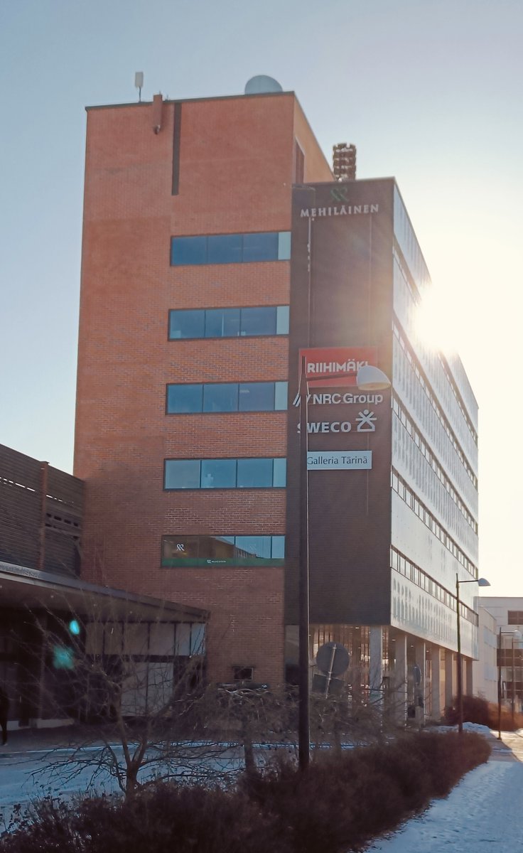 Aamusta <a href="/RiihimakiCity/">Riihimäen kaupunki</a>'ssä Kj <a href="/JouniEho/">Jouni Eho</a>'n vieraana. Kaupunki tekee ennakkoluulottomia ratkaisuja niin toimitiloissa kuin strategisissa valinnoissa, sillä hallinto on matkakeskuksessa ja veturitallien yhteydessä toimii puolutusalan innovaatioekosysteemi DEFINE. Mainio tapaaminen!