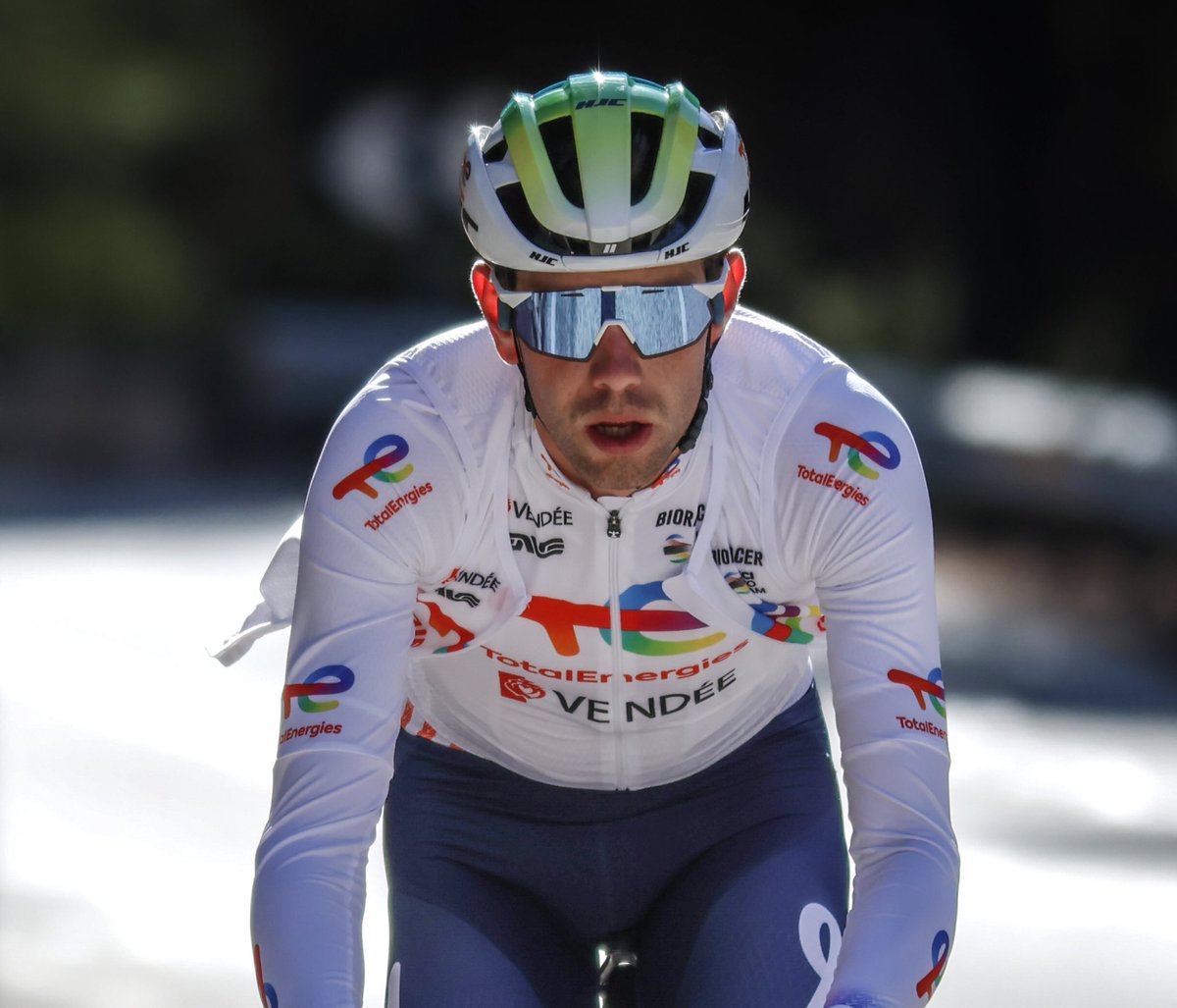 Steff Cras au contact des leaders à 25km de l’arrivée 💥

Ils sont 12 coureurs à la poursuite des trois échappés ! 

Go Steff 👊

#RutaDelSol | #AllezTotalEnergies ⚡️