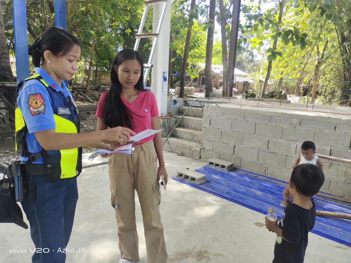 PNPAbraLagayan's tweet photo. PSSg Gladys Mangwagi engaged with a woman at Pang-ot Lagayan Abra and had a dialogue regarding gender based violence (GBV) and distributed flyers on anti-rape law. 

𝐒𝐚 𝐁𝐚𝐠𝐨𝐧𝐠 𝐏𝐢𝐥𝐢𝐩𝐢𝐧𝐚𝐬, 𝐚𝐧𝐠 𝐆𝐮𝐬𝐭𝐨 𝐧𝐠 𝐏𝐮𝐥𝐢𝐬, 𝐋𝐢𝐠𝐭𝐚𝐬 𝐊𝐚! https://t.co/7sFnGPJ2nE