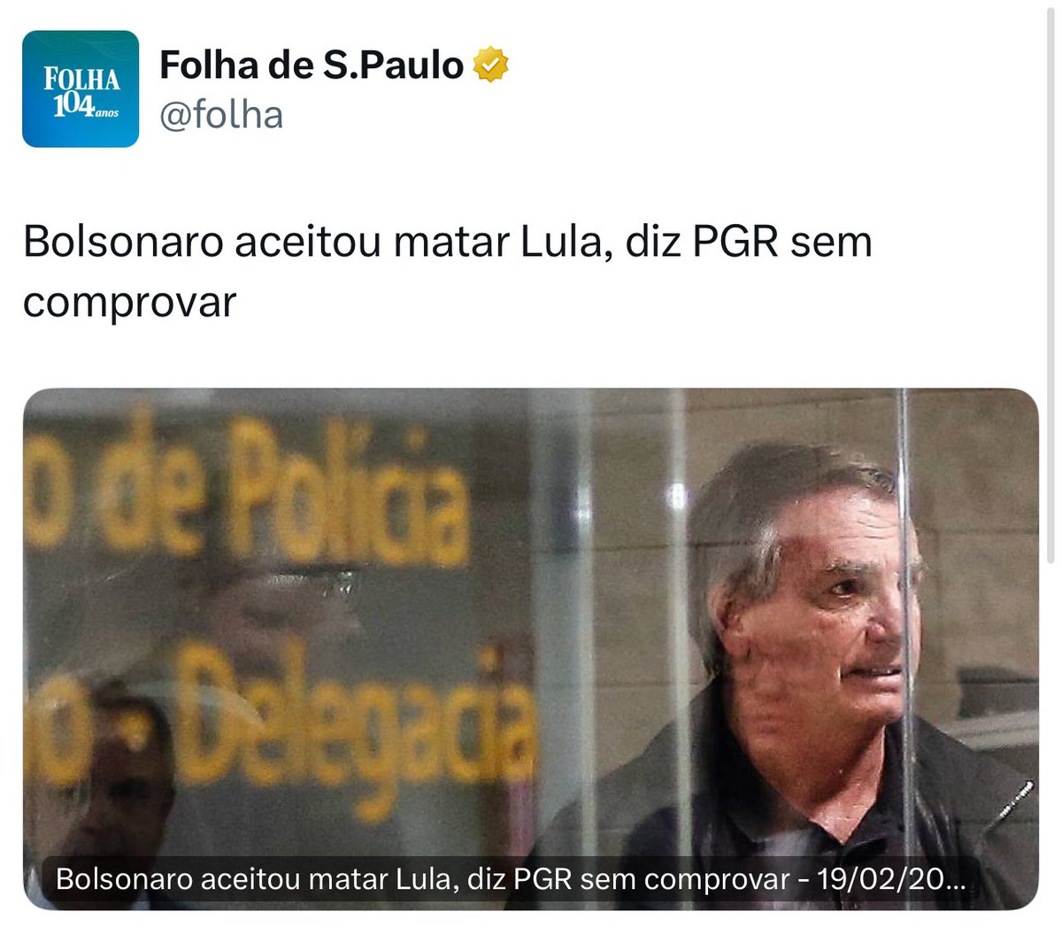 tiagobarbosa_'s tweet photo. Quando vazaram os áudios da conversa escabrosa entre Temer e Joesley (“Tem que manter isso aí”), a Folha contratou perícia para desacreditar a gravação e poupar Temer, o golpista da vez.

Quando bolsonaro se elegeu com o principal opositor ilegalmente preso, a Folha inaugurou um blog batizado de “saída pela direita”, para tecer loas à alienação golpista alçada ao poder.

A Folha topou publicar - na capa e sem provas - uma ficha falsa para rotular Dilma como terrorista - e robustecer o movimento golpista, claro.

Tudo sob a memória dos anos de ditadura, quando carros da Folha eram cedidos aos golpistas de então, o passado registra.

Não é de espantar o desespero do jornal, agora, com a denúncia implacável contra o golpista do momento, preposto ideológico para operar a filosofia cara ao jornal.

A revolta da Folha é, aliás, termômetro às avessas da democracia - se o jornal e os golpistas estão de um lado, o Brasil e a realidade se unem do outro.

Quem prova é a história.