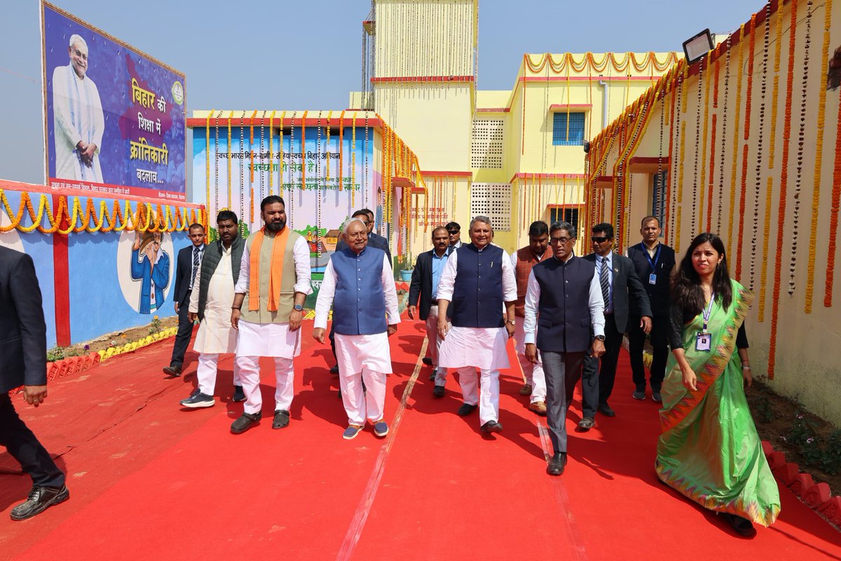 NitishKumar's tweet photo. आज ‘प्रगति यात्रा’ के क्रम में रोहतास जिले में लगभग 1378 करोड़ रू० की लागत की 1220 विकास योजनाओं का उद्घाटन एवं शिलान्यास किया। भ्रमण के दौरान रोहतास जिले के चेनारी प्रखंड के बादलगढ़ गांव में विकास योजनाओं की प्रगति का जायजा लिया। चेनारी प्रखंड के मलहीपुर गांव में पंचायत सरकार भवन का उद्घाटन तथा नवनिर्मित सामुदायिक पशु शेड का निरीक्षण किया। इसके पश्चात् वन प्रमंडल विभाग अंतर्गत करमचट में दुर्गावती ईको टूरिज्म एडवेंचर हब का शिलान्यास किया। इसके अतिरिक्त आदिवासी जनजाति विकास समिति द्वारा पत्ता प्लेट निर्माण तथा महुआ आधारित मिठाई निर्माण कार्य का निरीक्षण किया।

इसके अतिरिक्त रोहतास के बिक्रमगंज प्रखंड के घुसियाखुर्द गांव में इंटीग्रेटेड फार्मिंग एवं उत्कर्ष बायोफ्यूल प्लांट का भ्रमण किया तथा संझौली प्रखंड के बाजीतपुर गांव में प्रस्तावित पुल के निर्माण स्थल का निरीक्षण किया। साथ ही विभिन्न कल्याणकारी योजनाओं के अंतर्गत लाभुकों को स्वीकृत राशि का चेक भी प्रदान किया। (3/4)