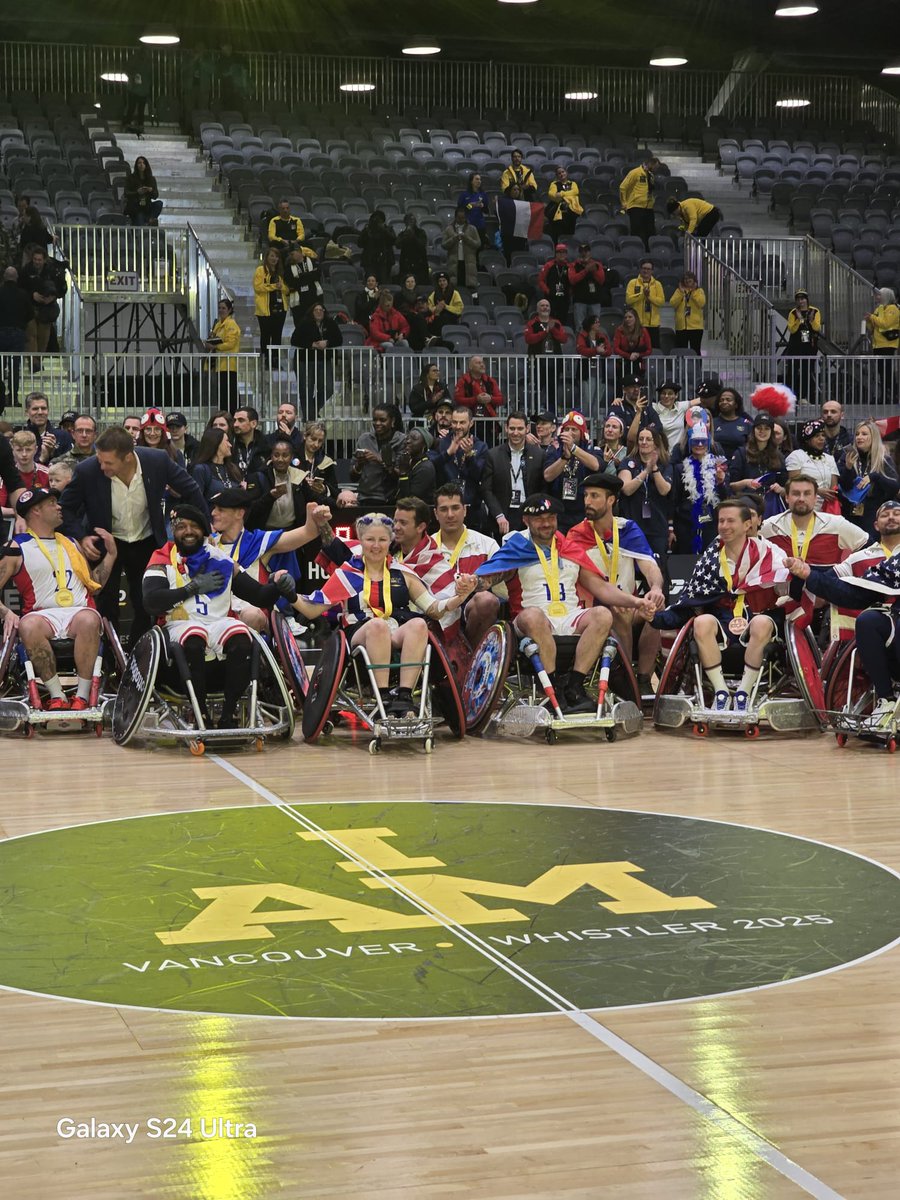 🏅Félicitations au SCH Emilien PAUTHIER pour sa participation aux Invictus Winter Games ! 🇫🇷 Après 3 ans de reconstruction et 9 semaines de préparation au CNSD, il remporte 2 médailles d'or, 1 d'argent et 1 de bronze ! Une fierté pour lui et le 27e BCA ! 💪 #JeuxInvictus #27eBCA