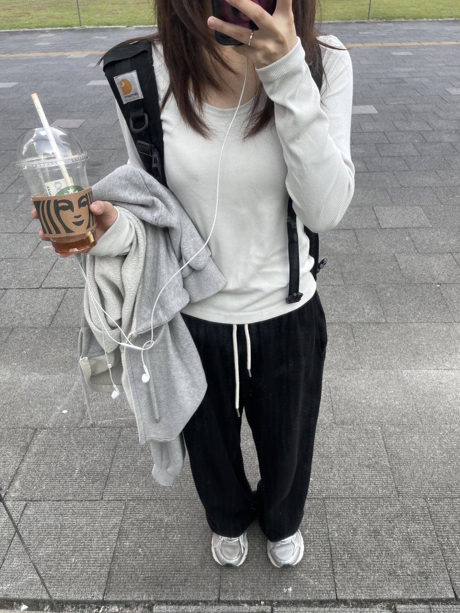 #team학교갈땐백팩매라
잘 입고 다녔던 셔츠랑 바지 ㅊㅊ (착샷 ㅇ)
사실 아직도 이러고 다님

마지막에 선물잇다