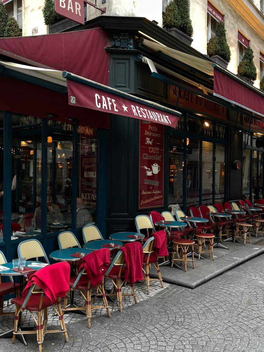 Comfy cobblestone café...#Paris #Travel #Wednesdayvibe #France #Wednesday #Food #CoffeeTime #Parisjetaime 📸 Eugenia Remark 💖💞