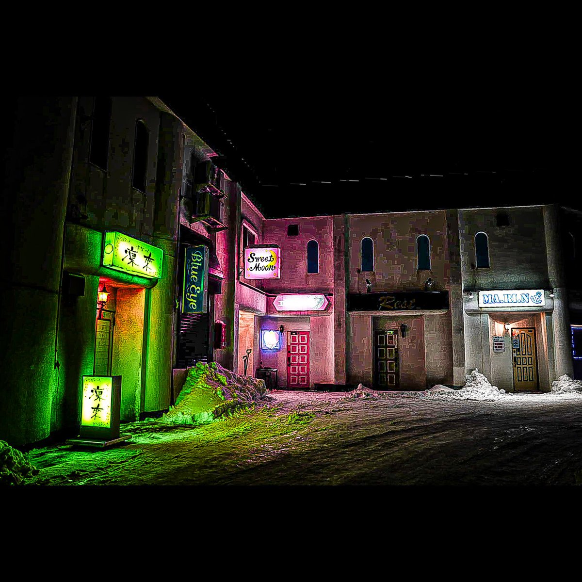 青森・大湊の夜。小さなスナック街。