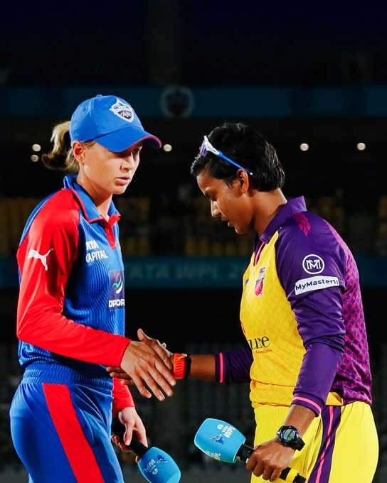 Delhi Capitals skipper Meg Lanning has won the toss and decided to bowl first! 👍🏻📹 Credits: Twitter/DelhiCapitals