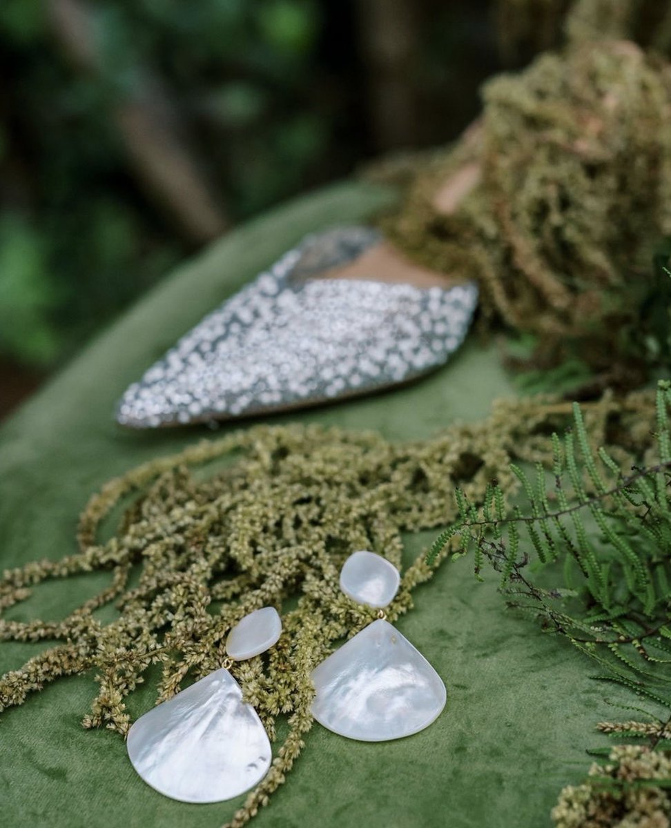 Loving the pairing of these unexpected elements, shapes, and textures to create a magical evening🌱

Creative Direction, Styling &amp; Florals @sofianascimentostudios 

#Wedding #WeddingTable #WeddingInspo #WeddingPLanner #EventPlanner #LifestyleBlog #WeddingBlog #TheWhiteWren