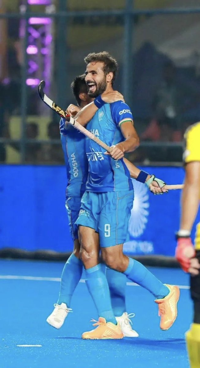 India_AllSports's tweet photo. Hockey Thriller in Bhubaneswar! 🇮🇳🔥 

India upsets reigning World Champions Germany with a 1-0 victory in FIH Pro League! 

Gurjant Singh nets the decisive goal to seal a memorable win. 

#FIHProLeague #Hockey