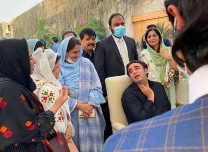 نی مرجانیو!!!!! تہاڈے کسے دے پرس وچ املی ھے؟
 میرا دل کچا پکا ھو ریا اے۔🤭🤭😂😂