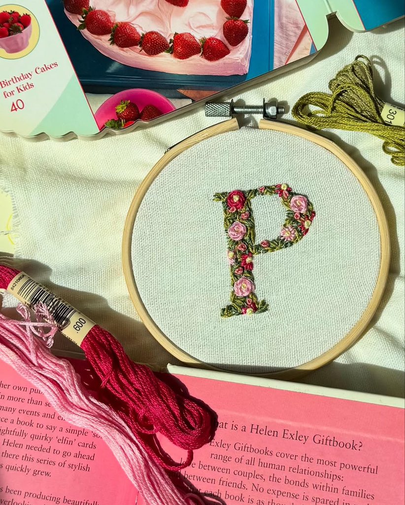 ทุกคนน เราไปเจอworkshopปักผ้าที่น่ารักมากกกกก จาก ig: bena.idery ค่ะ จะเป็นการปักแนวalphabet ที่เป็นดอกไม้ น่ารักๆ และน่าไป! ปกติไม่ค่อยเจอ นานๆเจอแนวนี้ด้วย ราคาดีมีอุปกรณ์ให้เอากลับบ้านได้อีก คุ้มสุด คืออยากไปจริงแต่นี่อยู่เชียงใหม่ จบ ( ꙭ )💌