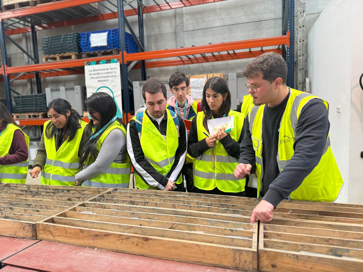 EmeritaEspana's tweet image. 📍 Ayer recibimos a los alumnos del Máster en Geología y Gestión Ambiental en nuestras instalaciones @EmeritaEspana. Nuestro equipo de geólogos les mostró de cerca los procesos de exploración minera y la correcta gestión ambiental. 🌍⛏️
#ExploraciónMinera #MineríaSostenible #RMY