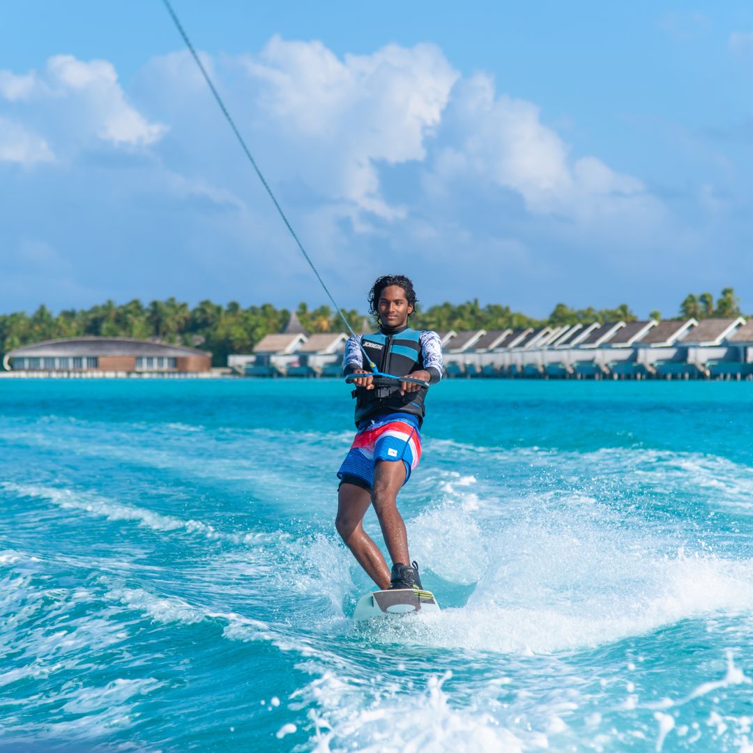 Niva_Kuramathi's tweet image. Riding the waves and enjoying the views.

#Wakeboarding #WaterSports #IslandAdventures #KuramathiMaldives #VisitMaldives