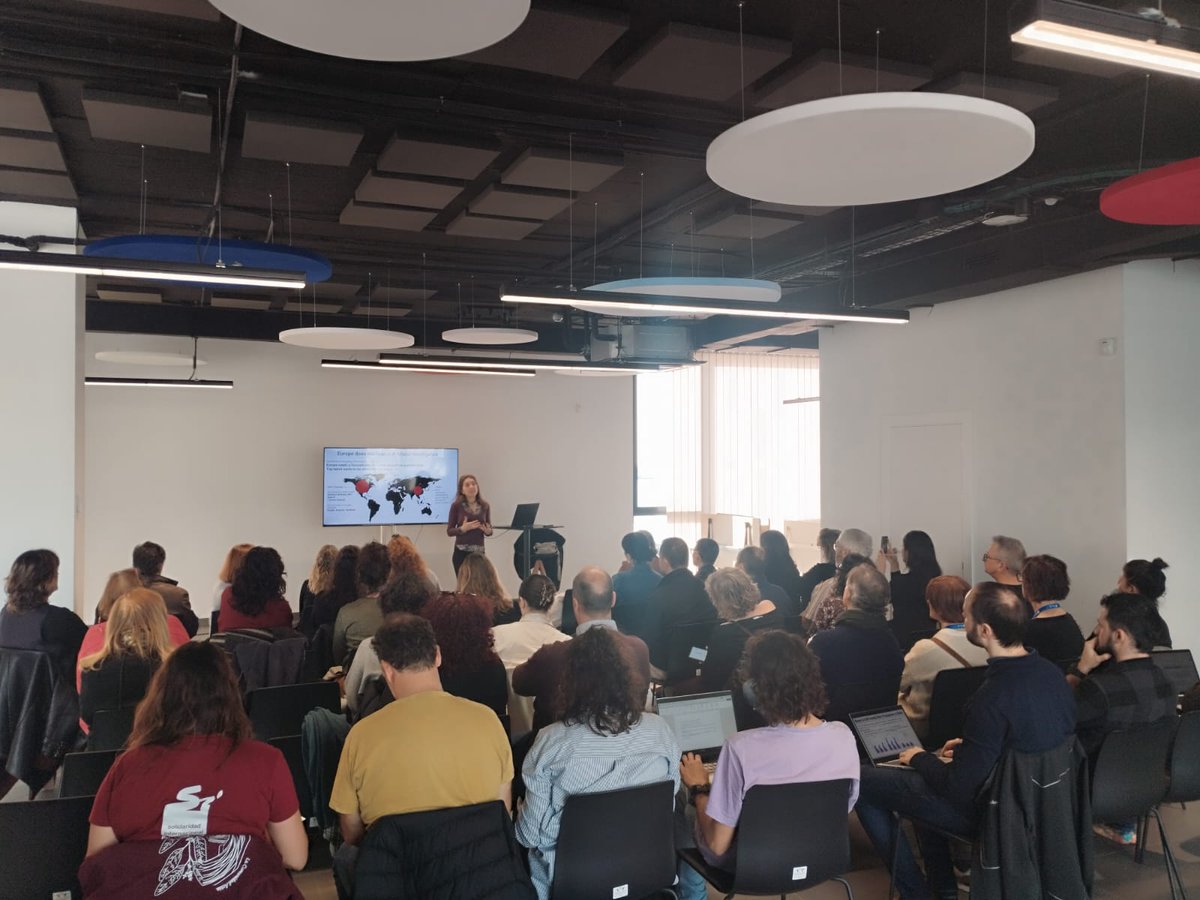 Casa Mediterráneo (@csmediterraneo) on Twitter photo 📢 Hoy hemos acompañado a la <a href="/redespanolafal/">Red Española de la Fundación Anna Lindh</a> en su visita a la <a href="/ELLIS_Alicante/">ELLIS Alicante</a> .
🔬🤖 Nos ha recibido <a href="/nuriaoliver/">nuriaoliver</a> , directora de <a href="/ELLIS_Alicante/">ELLIS Alicante</a> y vicepresidenta de ELLIS Europa, con quien hemos conversado sobre inteligencia artificial, investigación en talento joven y senior 📢 Hoy hemos acompañado a la <a href="/redespanolafal/">Red Española de la Fundación Anna Lindh</a> en su visita a la <a href="/ELLIS_Alicante/">ELLIS Alicante</a> .
🔬🤖 Nos ha recibido <a href="/nuriaoliver/">nuriaoliver</a> , directora de <a href="/ELLIS_Alicante/">ELLIS Alicante</a> y vicepresidenta de ELLIS Europa, con quien hemos conversado sobre inteligencia artificial, investigación en talento joven y senior