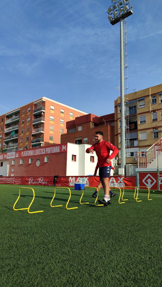AtcoSaguntino's tweet photo. Dribla la pereza, corre por tus sueños 🔜

📷 @aitorsaez101 @albertoespeso98 @tonihuerta10

#AtSaguntino #Entrenamiento #TerceraFederacion #Futbol https://t.co/awyG1YHoZz