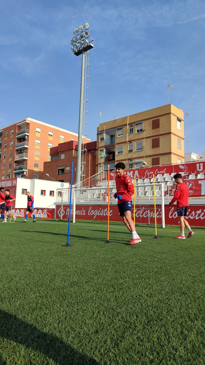 AtcoSaguntino's tweet photo. Dribla la pereza, corre por tus sueños 🔜

📷 @aitorsaez101 @albertoespeso98 @tonihuerta10

#AtSaguntino #Entrenamiento #TerceraFederacion #Futbol https://t.co/awyG1YHoZz