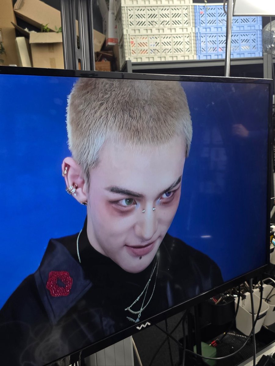 hyunjin sent a picture on 💭 "did you want to be cute"