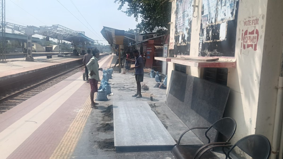 DRMTPJ's tweet photo. Granite laying work in progress on Platform 1 at #Srirangam Railway Station,
Enhancing passenger convenience & infrastructure under #TiruchchirappalliDivision under #AmritBharatStationScheme
#SRInfraUpdates https://t.co/14vDgTnVJy