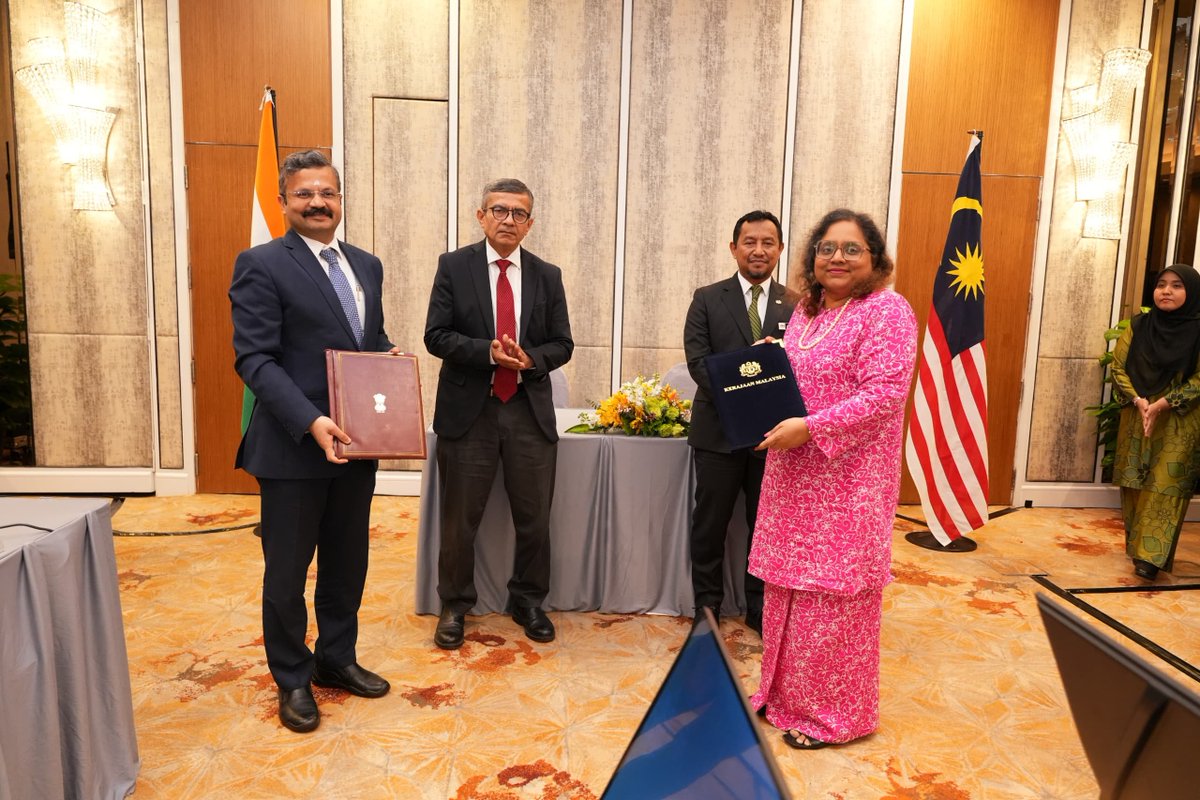 geofrontlinetv's tweet photo. 13th Malaysia-India #DefenceCooperation Committee meeting co-chaired by Defence Secretary Rajesh Kumar Singh and Secretary General, Ministry of Defence, Malaysia Lokman Hakim Bin Ali was held in #KualaLumpur today.
#MIDCOM #India #Malaysia https://t.co/jDmloRAjzt
