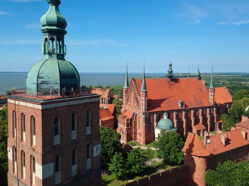 Urząd Marszałkowski Woj. Warmińsko-Mazurskiego (@umwwm_olsztyn) on Twitter photo Frombork świętuje urodziny Mikołaja Kopernika! 🏛️ Z tej okazji muzeum zaprasza na wyjątkowe wydarzenia – 19 i 22 lutego. Nowe wystawy, historia pomnika uczonego i rzeźby Mieczysława Weltera to prawdziwa gratka dla miłośników sztuki i historii. Zapraszamy! tiny.pl/t434kdks Frombork świętuje urodziny Mikołaja Kopernika! 🏛️ Z tej okazji muzeum zaprasza na wyjątkowe wydarzenia – 19 i 22 lutego. Nowe wystawy, historia pomnika uczonego i rzeźby Mieczysława Weltera to prawdziwa gratka dla miłośników sztuki i historii. Zapraszamy! tiny.pl/t434kdks